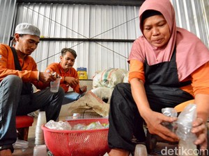 Antusiasnya Warga Menabung di Bank Sampah Induk Surabaya