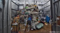 Jenis sampah yang diterima oleh bank sampah ini pun cukup beragam. Mulai dari sampah kardus, kertas, bekas kemasan, botol plastik, hingga berbagai logam.