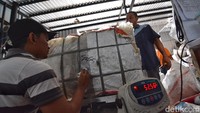 Warga atau nasabah Bank Sampah Induk ini, secara mandiri menukarkan sampah miliknya untuk ditukar menjadi uang.