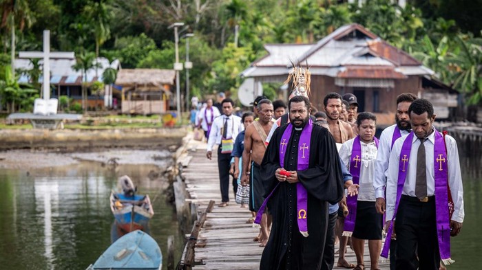 Mama Papua melakukan proses pengasapan teripang hasil panen saat Tradisi Buka Sasi sebelum dijual di Kampung Kapatcol, Distrik Misool Barat, Kabupaten Raja Ampat, Papua Barat Daya. ANTARA FOTO/Bayu Pratama S.