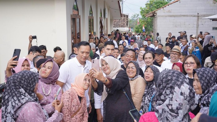 Menteri ATR/BPN Agus Harimurti Yudhoyono (AHY) saat menyerahkan sebanyak 55 sertifikat tanah kepada warga Kampung Cikadu II, Desa Gasol, Kabupaten Cianjur, Jawa Barat.