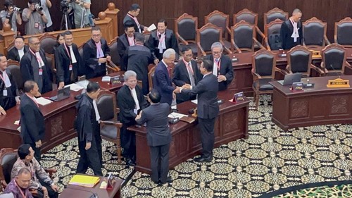 Momen Anies-Cak Imin dan Ganjar-Mahfud saling bersalaman jelang sidang MK (Anggi/detikcom)