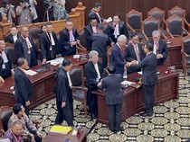 Anies-Ganjar dan Tim Prabowo Saling Bersalaman Jelang Sidang Putusan MK