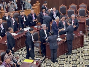 Anies-Ganjar dan Tim Prabowo Saling Bersalaman Jelang Sidang Putusan MK