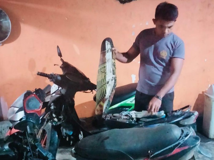 Motor yang ditinggal pemiliknya di kebun tebu Malang