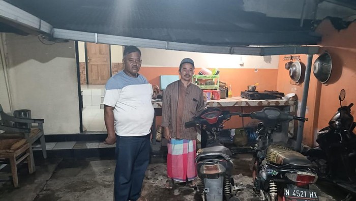 Motor yang ditinggal pemiliknya di kebun tebu Malang