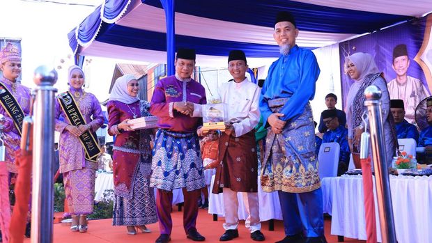Muflihun saat melepas utusan untuk ikut MTQ di Dumai (Dok Diskominfotik Riau)