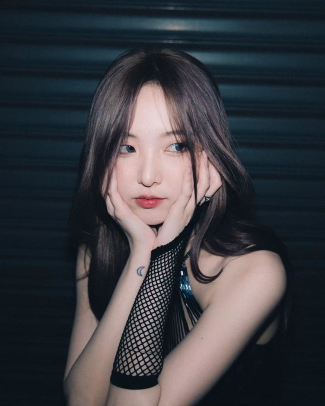 Wanita kelahiran Bangkok itu juga cukup sering membintangi berbagai drama dan acara televisi. Ia pun tampil dalam 2gether: The Series, serial yang membesarkan nama Bright.  Foto: Instagram @nenevader