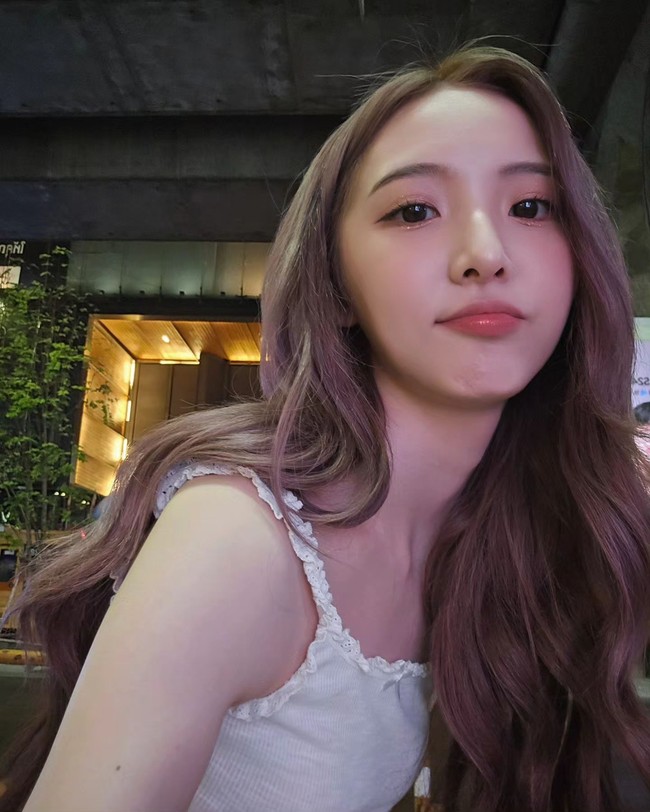 Dalam foto-foto yang viral, Nene Pornnappan dan Bright Vachirawit terlihat menghabiskan waktu bersama di Jepang. Potret keduanya menimbulkan kabar kencan karena mereka tampak bergandengan tangan. Foto: Instagram @nenevader