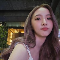 Dalam foto-foto yang viral, Nene Pornnappan dan Bright Vachirawit terlihat menghabiskan waktu bersama di Jepang. Potret keduanya menimbulkan kabar kencan karena mereka tampak bergandengan tangan. Foto: Instagram @nenevader