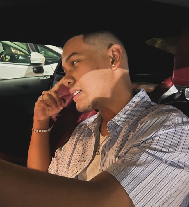 Tak hanya mengubah gaya rambut, Nino juga tampak menindik telinganya. Tampak begitu berbeda, beberapa netizen sampai hampir tak mengenali dirinya. Foto: Instagram/@astridkuya