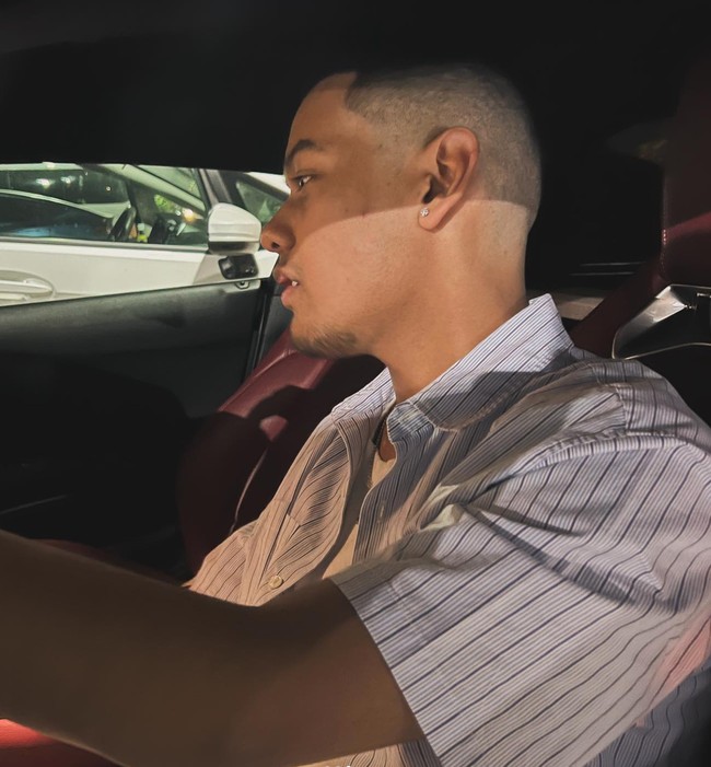 Dengan rambut cepak, jenggot tipis, dan anting di telinganya, Nino jadi terlihat semakin macho. Nino ganteng amatttt …beda bgt jd kek Bule …sukses biat pendidikannya…. tulis salah satu komentar. Kirain Cowok2 Spanyol tadi uhh Ganteng Badass Nino, tambah komentar lain. Foto: Instagram/@astridkuya