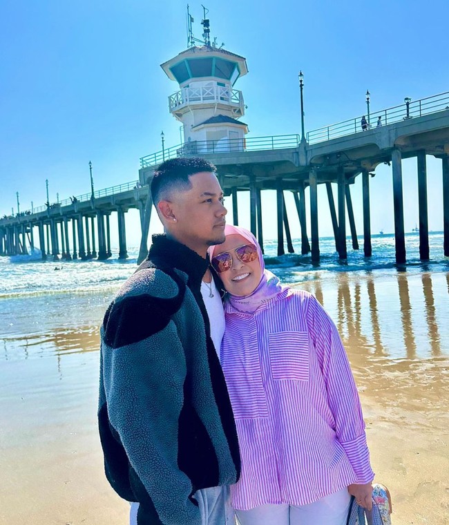 Astrid dan Uya Kuya memang diketahui tengah mengunjungi kedua anak mereka yang bersekolah di sana, Cinta dan Nino Kuya. Dalam foto terlihat Astrid yang berpose bersama putranya kini yang sudah semakin dewasa. Foto: Instagram/@astridkuya