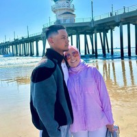 Astrid dan Uya Kuya memang diketahui tengah mengunjungi kedua anak mereka yang bersekolah di sana, Cinta dan Nino Kuya. Dalam foto terlihat Astrid yang berpose bersama putranya kini yang sudah semakin dewasa. Foto: Instagram/@astridkuya