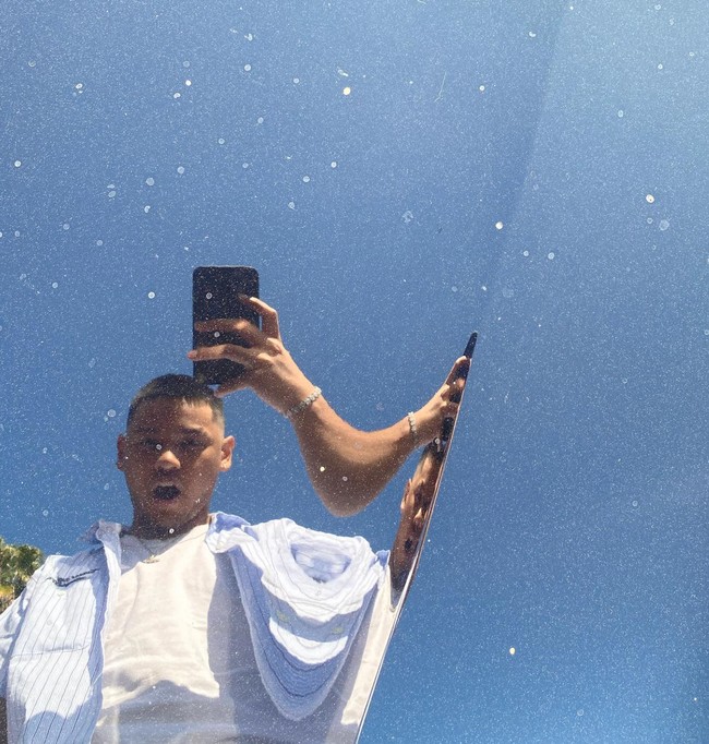 Melalui akun Instagram pribadinya Nino juga tampak membagikan potret penampilan terbarunya. Penampilan pria 18 tahun itu pun dibanjiri pujian netizen. Tak sedikit yang menyebut Nino jadi terlihat semakin ganteng. Foto: Instagram/@nino_kuya