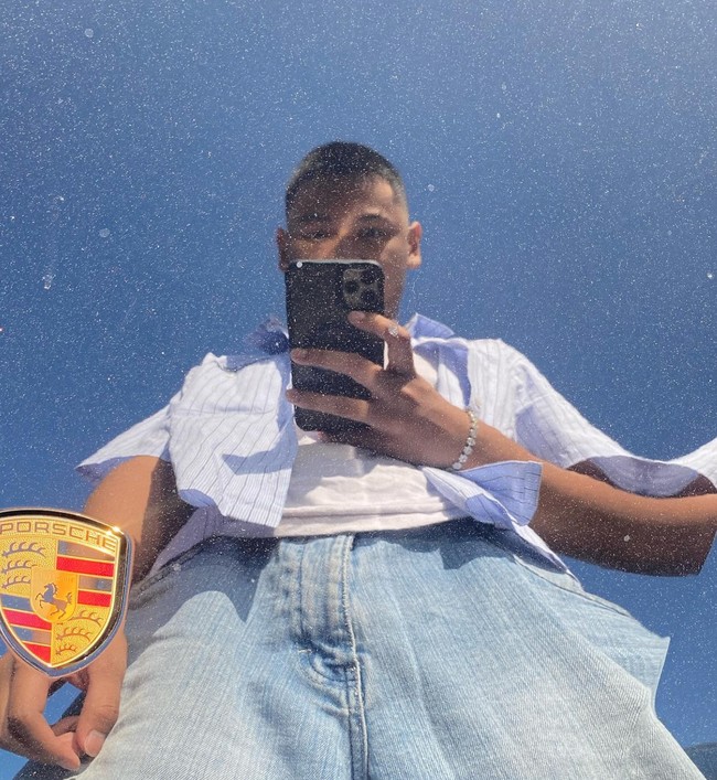 Mengenakan kemeja yang dipadukan dengan kaos dan celana jeans, penampilan Nino kini juga terlihat semakin stylish. Foto: Instagram/@nino_kuya