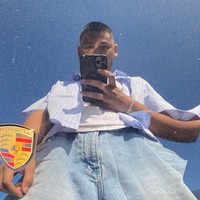 Mengenakan kemeja yang dipadukan dengan kaos dan celana jeans, penampilan Nino kini juga terlihat semakin stylish. Foto: Instagram/@nino_kuya