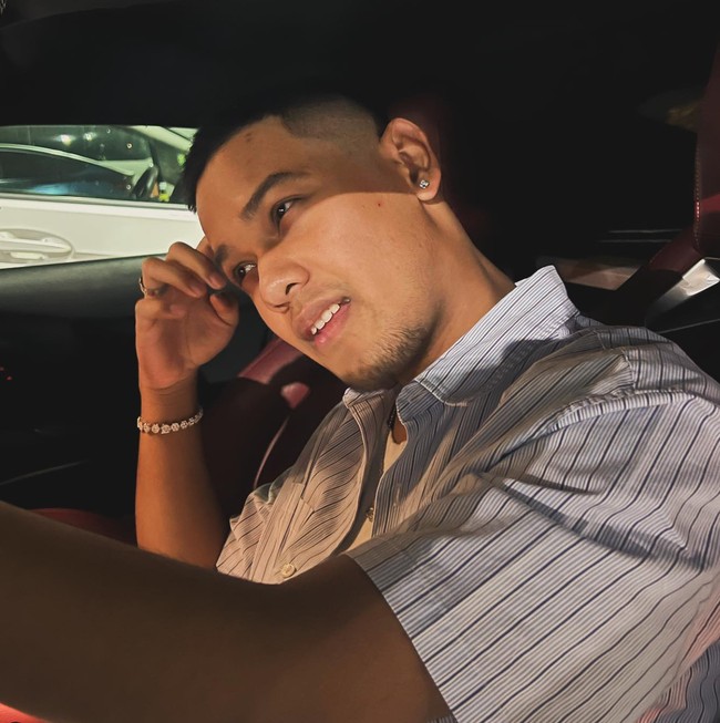 Tampil beda, gaya terbaru Nino Kuya berhasil bikin pangling. Anak kedua Uya Kuya dan Astrid itu tampak memangkas rambutnya yang semula gondrong menjadi pendek. Penampilan terbaru Nino itu tampak diunggah oleh sang bunda ke akun Instagram. Foto: Instagram/@astridkuya