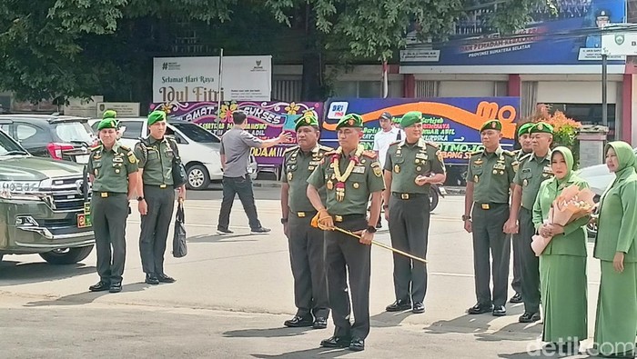 Pangdam II Sriwijaya, Mayjen TNI Mohammad Naudi Nurdika dan istri disambut Mayjen TNI Yanuar Adil dan Istri.