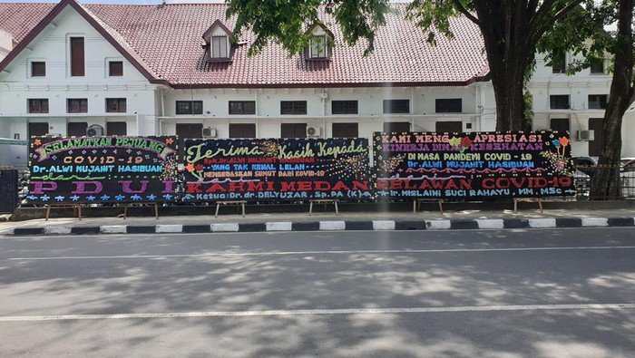 Papan bunga di PN Medan jelang sidang Kadinkes Sumut, Alwi Mujahit. (Goklas Wisely/detikSumut)
