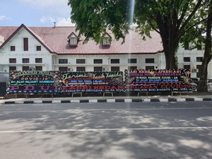 Sejumlah Papan Bunga Terpajang di PN Medan saat Sidang Kadinkes Sumut