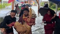 Viral Pernikahan di Tengah Banjir, Pengantin Wanita Digendong ke Pelaminan