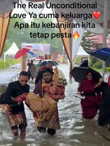 Pasangan pengantin ini tetap melanjutkan resepsi pernikahan di tengah banjir Pasangan pengantin ini tetap melanjutkan resepsi pernikahan di tengah banjir, seluruh anggota keluarga pun saling membantu. Momen tersebut langsung viral di TikTok