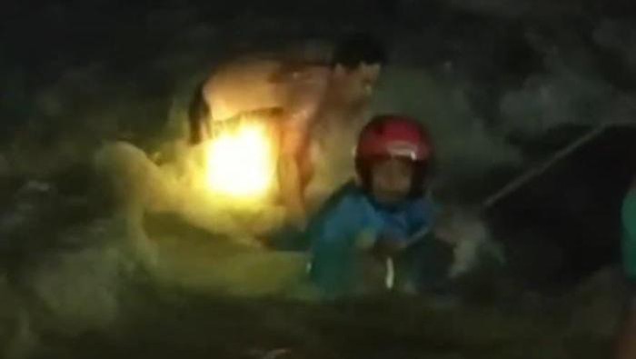 Pasutri ngawi terseret banjir