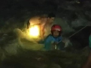 Dramatisnya Penyelamatan Pasutri Ngawi yang Terseret Banjir Saat Naik Motor