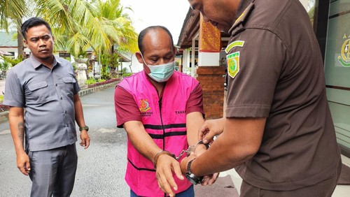 PAT, tersangka penjualan rokok ilegal di Kabupaten Jembrana, Bali, dilimpahkan ke jaksa, Senin (22/4/2024). (Dok. Kejari Jembrana)