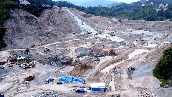 Pembangunan Bendungan Bulango Ulu Foto aerial pengerjaan pembangunan Bendungan Bulango Ulu di Desa Tuloa, Kabupaten Bone Bolango, Gorontalo, Senin (22/4/2024). Bendungan dengan biaya Rp2,42 triliun tersebut memiliki kapasitas tampung 84,10 juta meter kubik, luas genangan 483,05 hektare dengan manfaat untuk irigasi seluas 4,950 hektare, pembangkit listrik tenaga mikrohidro (PLTMH) 4,96 MW, reduksi banjir 629 hektare dan air baku 2,2 meter kubik/detik yang diperkirakan selesai pada Oktober 2024. ANTARA FOTO/Adiwinata Solihin/rwa.