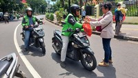 Kegiatan itu diisi dengan pembagian makanan secara gratis kepada masyarakat.