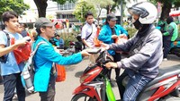 Makanan juga dibagikan kepada pengendara yang melintas di kawasan Senen.
