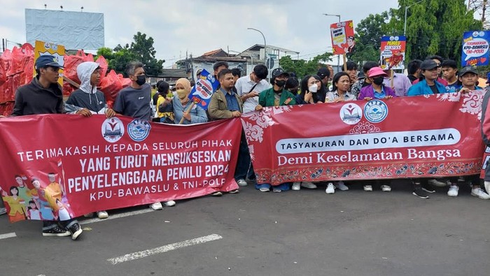 Ratusan pelajar sekolah yang tergabung dalam Blok Pelajar Politik Merdeka (BPPM) dan Aliansi Mahasiswa se-Jabodetabek menggelar kegiatan tasyakuran dan pembacaan doa bersama di Monumen Tekad Merdeka atau Perjuangan Senen, Jakarta Pusat pada Senin, 22 April, siang.