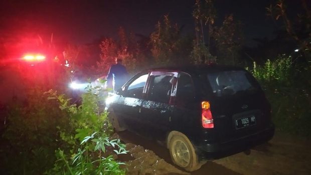 Pemobil wanita bersama ibunya terjebak di jalan berlumpur di tengah perkebunan warga usai mengikuti aplikasi Google Maps di Klapanunggal, Bogor, Jawa Barat. (dok Damkar Bogor)