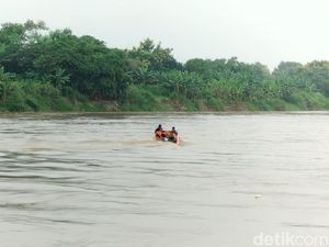 Perahu Penambang Pasir Terbalik di Bengawan Solo Bojonegoro, 1 Orang Hilang