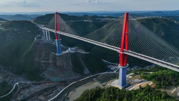 Penampakan Jembatan Sungai Longli di China yang Bakal Dibuka Bulan Depan Jembatan sungai Longli di China sepanjang 1.260 meter ini diperkirakan akan dibuka awal bulan Mei. Begini penampakan jembatannya.