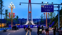 Meski masih dibuka bulan depan, sejumlah warga penasaran untuk mendatangi jembatan tersebut yang masih ditutup.