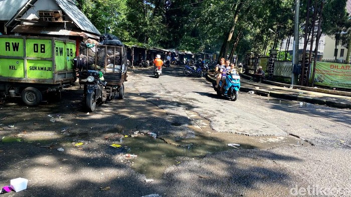 Penampakan kerusakan jalan di Jalan Taman Cibeunying Utara, Kota Bandung.