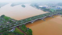 Tampak air sungai tersebut meluap cukup tinggi.  