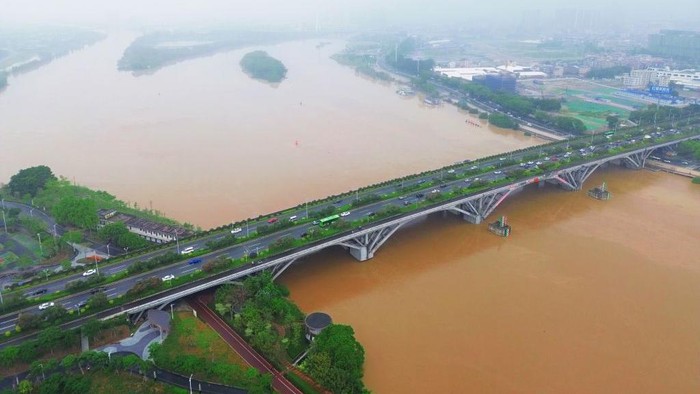 Hujan lebat di China, menyebabkan sejumlah sungai meluap. Salah satunya sungai Dongping.