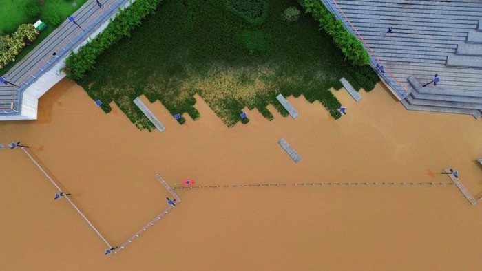 Hujan lebat di China, menyebabkan sejumlah sungai meluap. Salah satunya sungai Dongping.