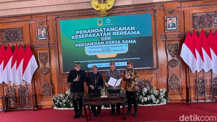 Penandatanganan kerja sama pengelolaan sampah bebasis ekonomi sirkular.