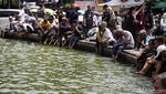 Pendemo Salat Berjemaah di Patung Kuda