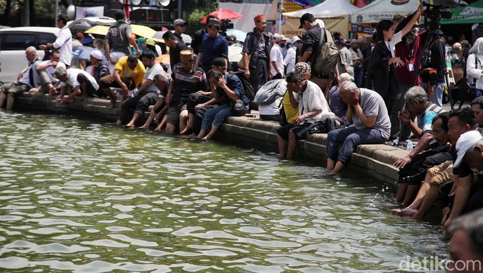 Para pendemo yang beraksi di Patung Kuda, Jakarta, menggelar salat dzuhur berjemaah. Salat dilakukan di sela-sela aksi menunggu putusan sidang sengketa Pilpres 2024.