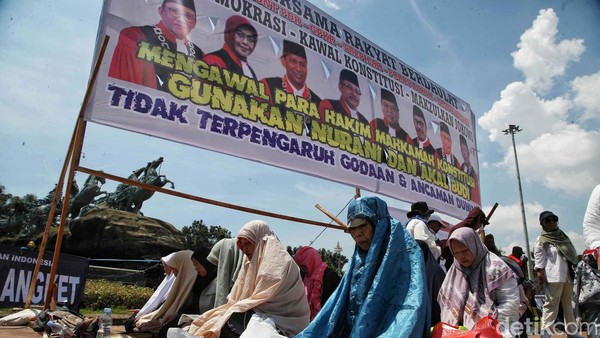 Pendemo Salat Berjemaah di Patung Kuda