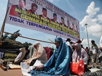 Pendemo Salat Berjemaah di Patung Kuda