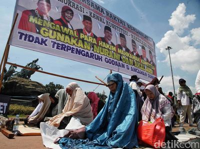 Pendemo Salat Berjemaah di Patung Kuda