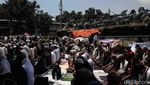 Pendemo Salat Berjemaah di Patung Kuda