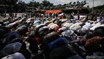 Pendemo Salat Berjemaah di Patung Kuda